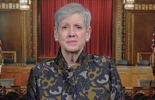 Image of Ohio Supreme Court Chief Justice Maureen O'Connor with the Thomas J. Moyer Ohio Judicial Center courtroom in the background