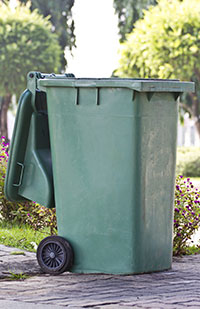 Image of a green plastic garbage bin (wasan gredpree/Thinkstock)