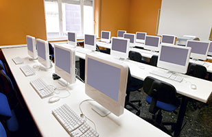 Image of a classroom full of computers (ABBPhoto/Thinkstock)