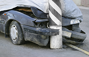 Image of a car that has crashed into a pole (Thinkstock)