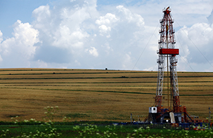 Image of a derrick and platform used to drill for shale gas (Thinkstock)