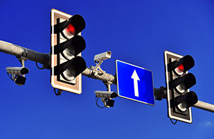 Image of cameras mounted on a traffic light apperatus (Thinkstock)